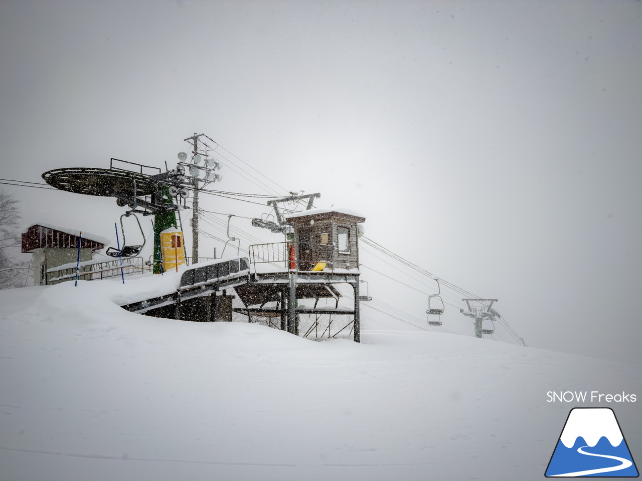 音威富士スキー場｜気が付けばナイター照明が灯り、夕暮れ滑走。プライベート感覚で滑れる道北のローカルゲレンデ！
